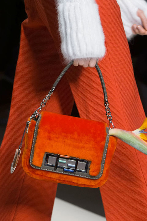 Túi xách của hãng Fendi, màu cam nổi bật.